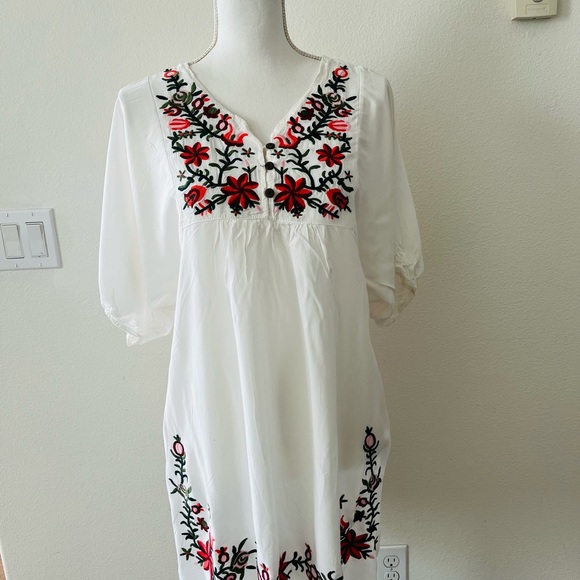 Zaful Tops - Zaful White Top with Black Logo Neck Label